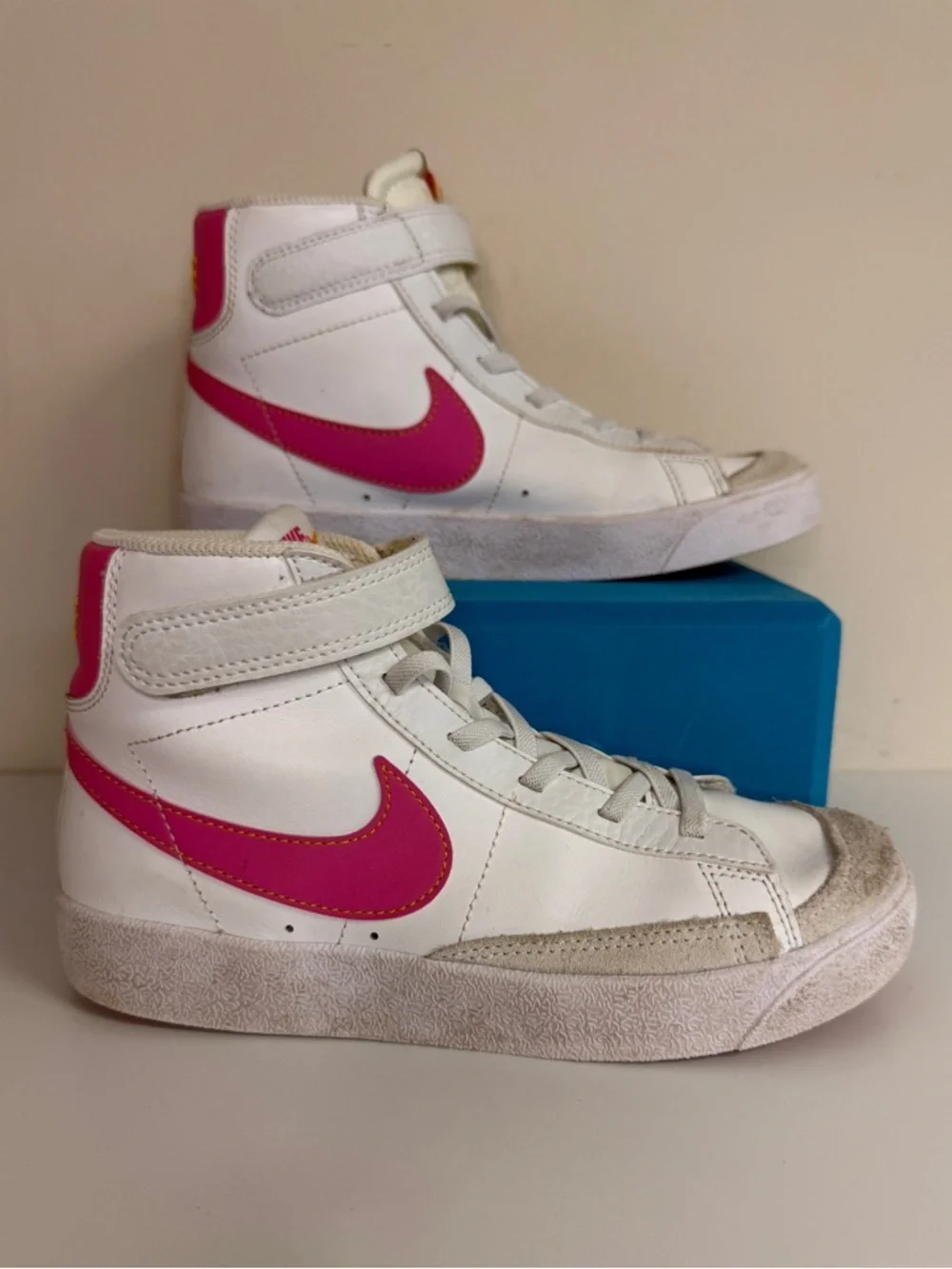 Nike: Kids' Blazer Mid '77 - White & Pink Sneaker, Size 3Y